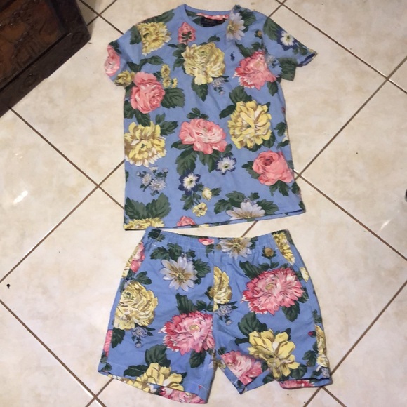 Ralph Lauren 2 piece set . Shorts size medium Shirt size small .